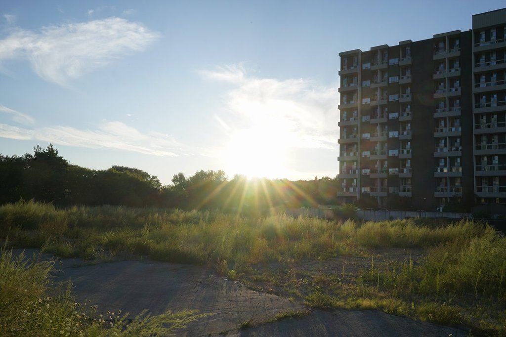 Канада жилищна агенция казва че отслабващият пазар на кондо в