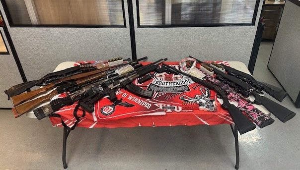 Възрастна жена и тийнейджърско момче бяха арестувани в понеделник в