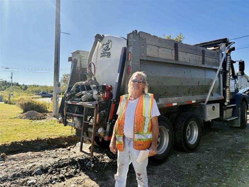 A Three Fathom Harbour, N.S. woman says quick-thinking construction worker, Gordie Spares, helped save neighbouring properties during a house fire.