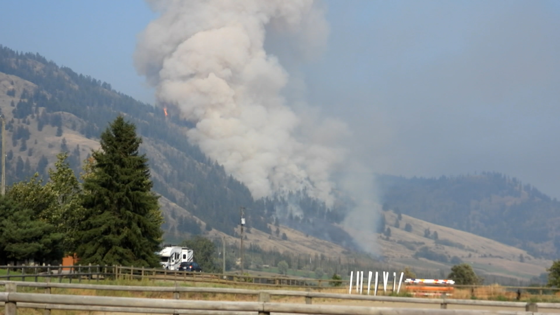 Огнени екипажи използват оборудване включително хеликоптер за нощно виждане за