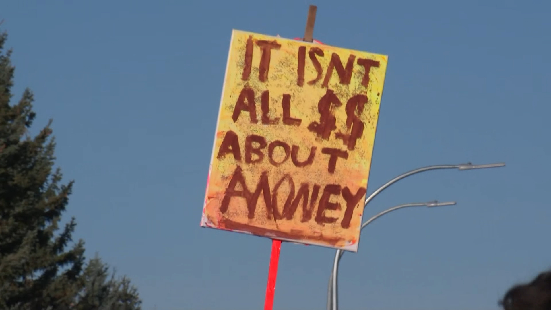 десетки ученици играха закачани от училище до митинг за учители