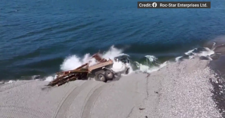 голям камион който се озова в езеро на остров Ванкувър