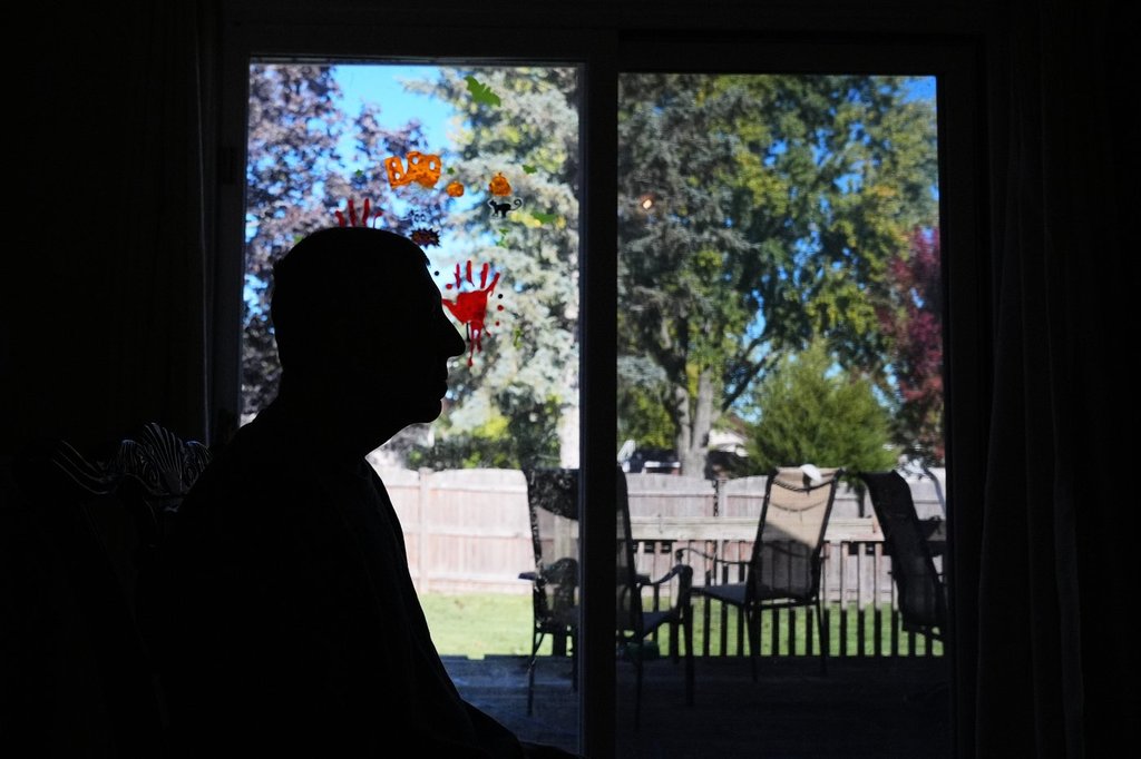 Bill Swick sits on the chair at his home in Minooka, Ill., Friday, Oct. 24, 2025. (AP Photo/Nam Y. Huh).