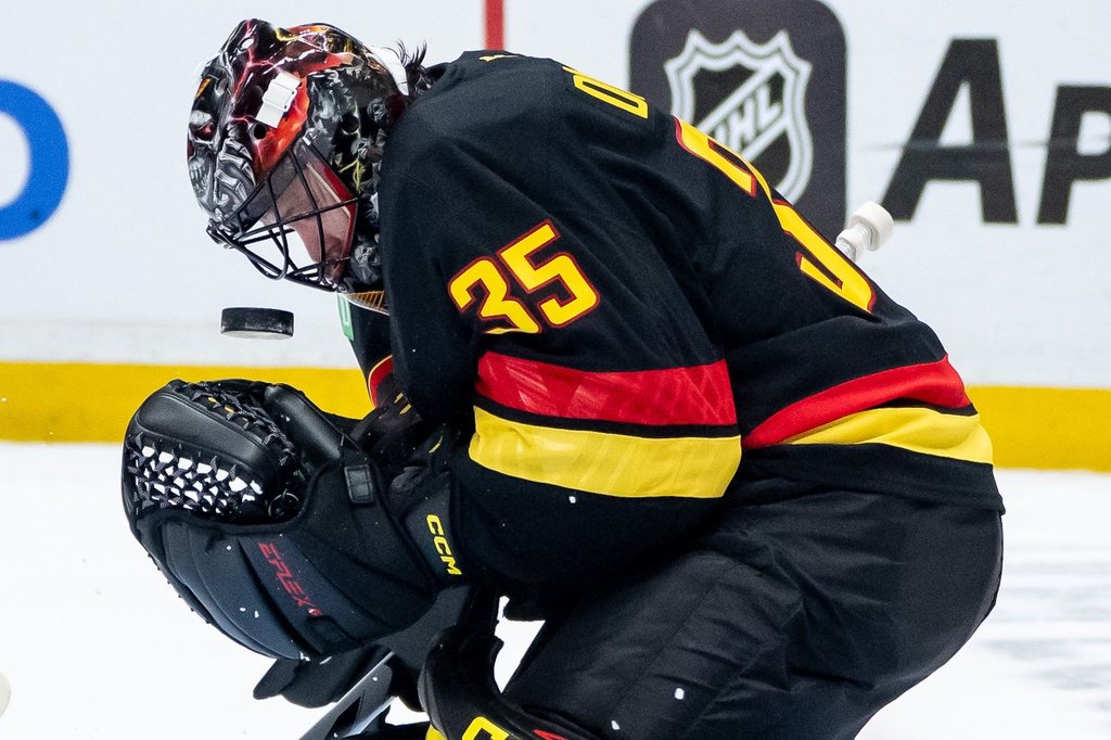 ВАНКУВЪР – Кийфър Шерууд отрази подаване на Brock Boeser в