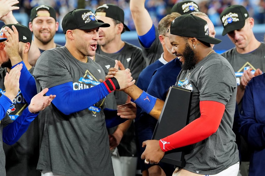 Jays beat Mariners 4-3 to reach World Series