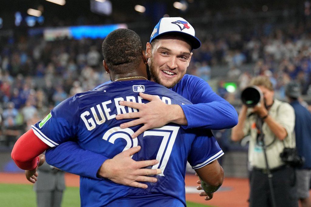 Blue Jays outscore Yankees 13-7 in Game 2 of ALDS