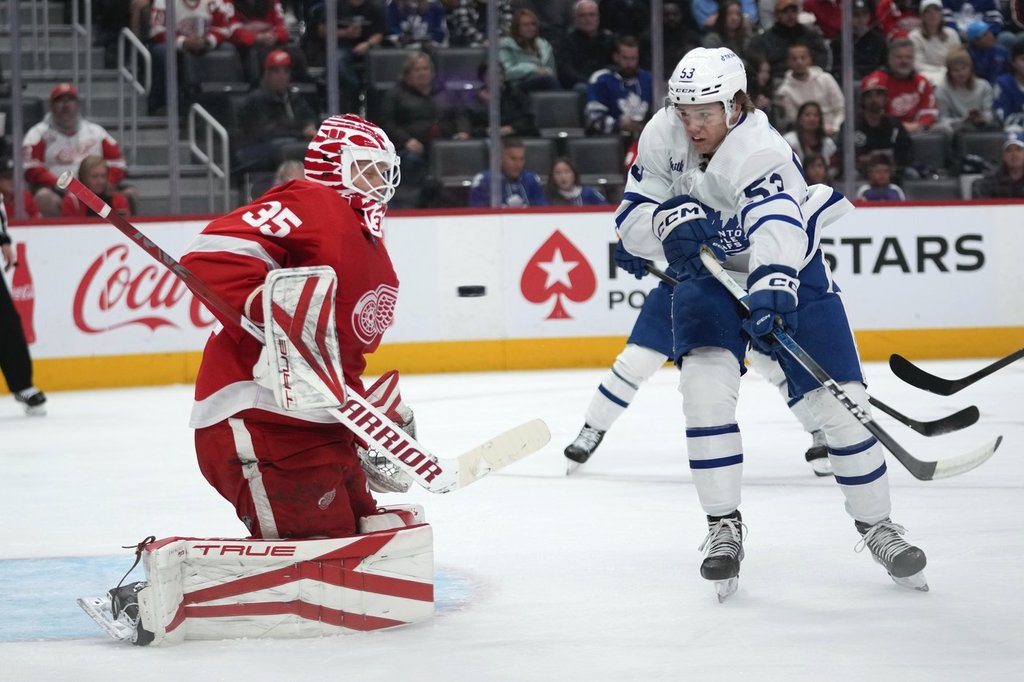 Торонто Истън Коуан застана на синята линия точно пред