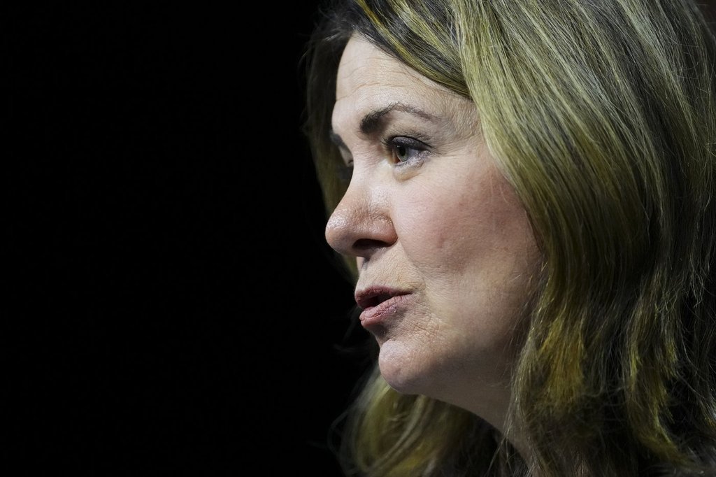 Правителството на Алберта казва че очаква да получи окончателен доклад