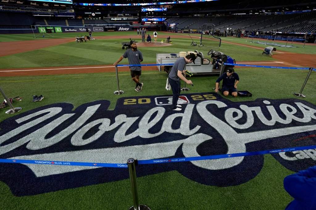 Blue Jays hosting Rogers Centre viewing parties for World Series away games | Globalnews.ca