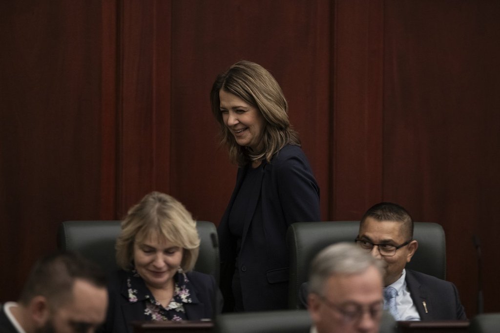 Премиерът на Алберта казва че се надява законодателството внесено от нейното