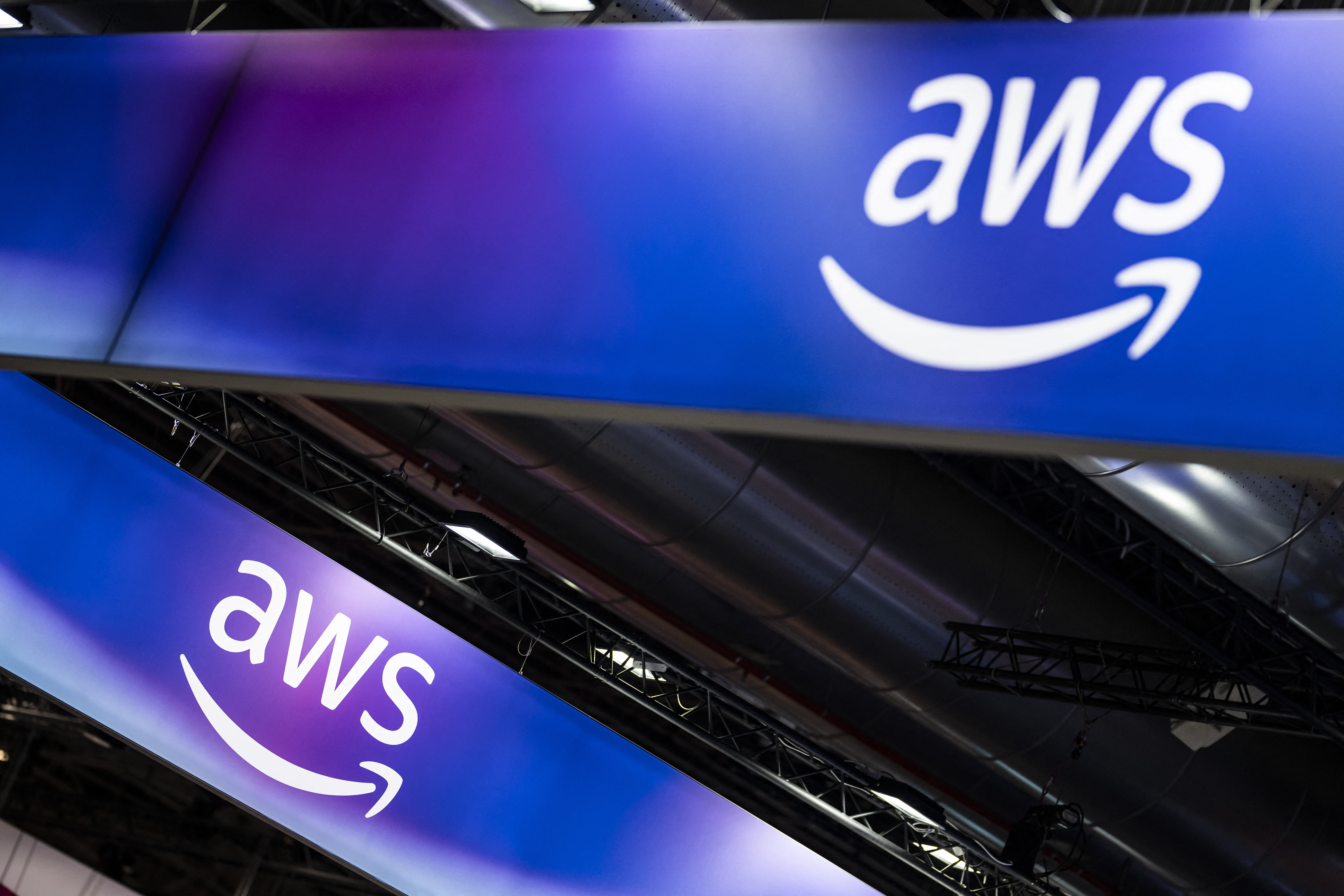 Amazon съобщи че услугата му за облачни изчисления се възстановява