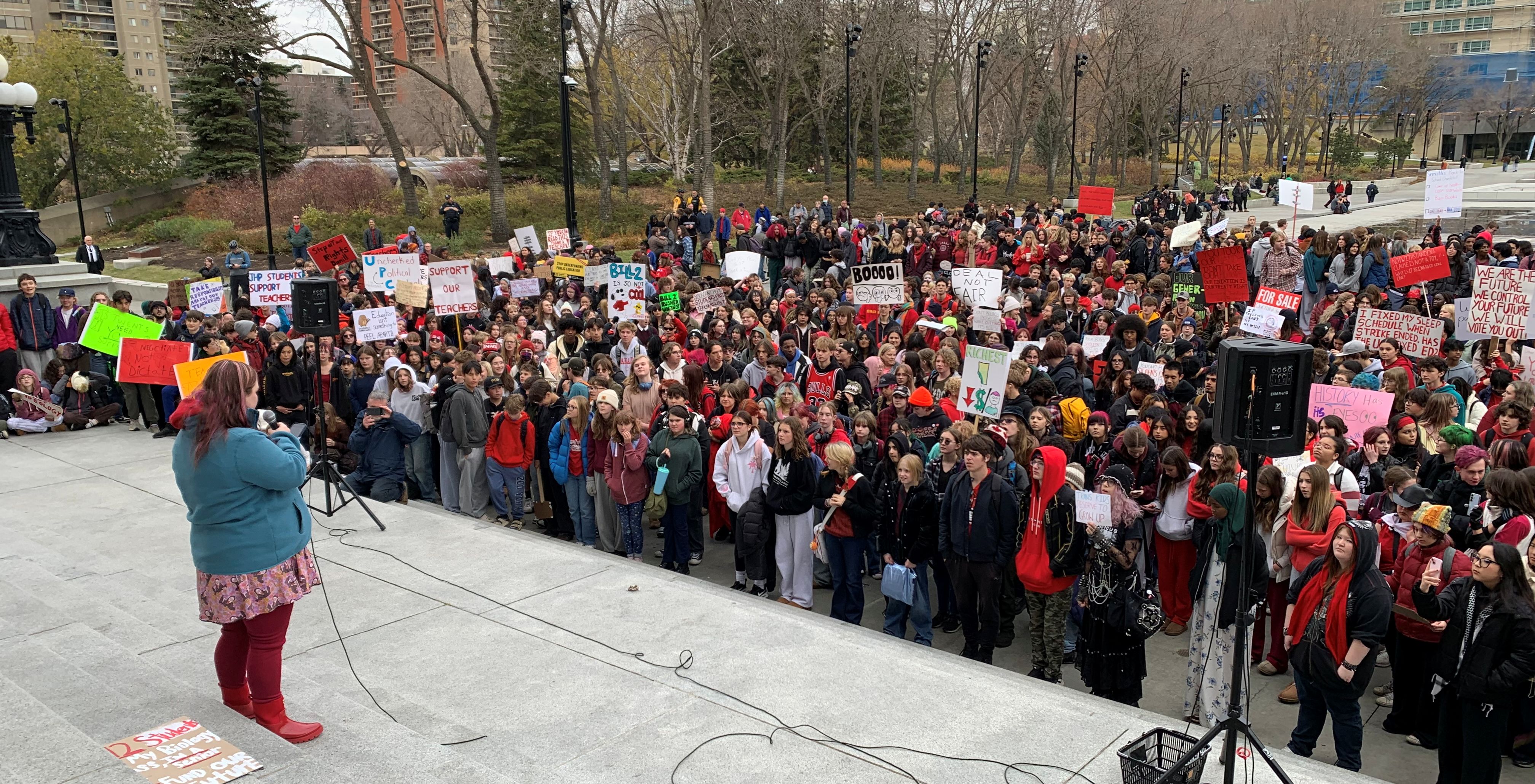 Хиляди ученици се събраха пред сградата на законодателния орган на