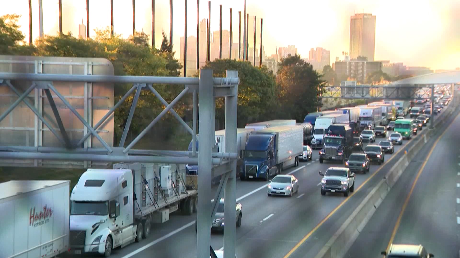 Frustrating': Canadian trucker among thousands stuck in U.S. after border  outage | Globalnews.ca