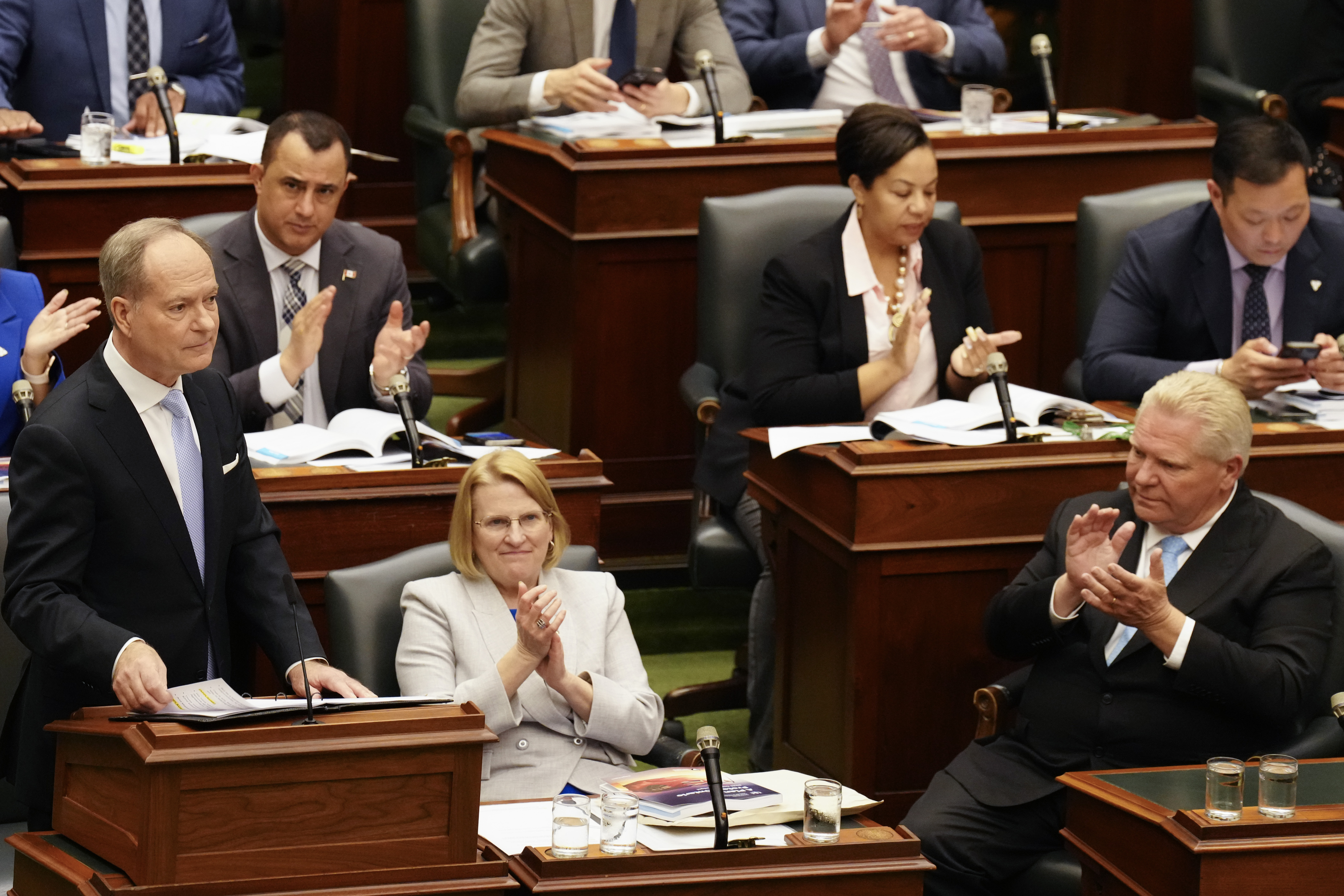 Правителството на Ford казва че ще добави 1 1 милиарда долара