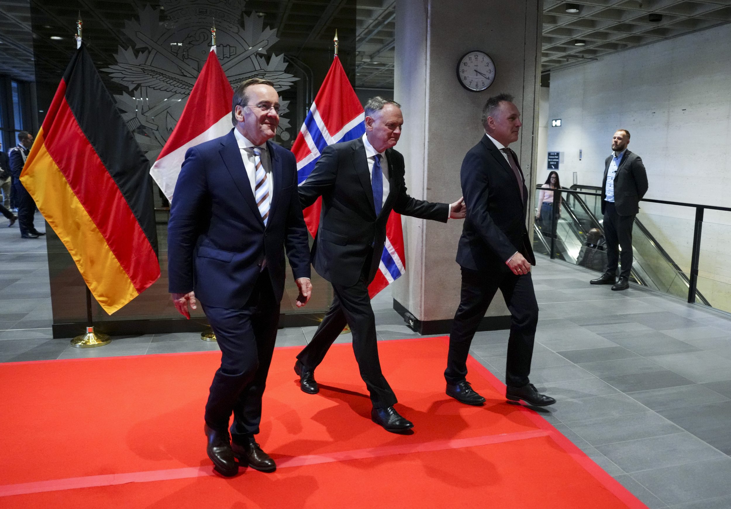 Министърът на отбраната на Германия казва че германската фирма кандидатстваща