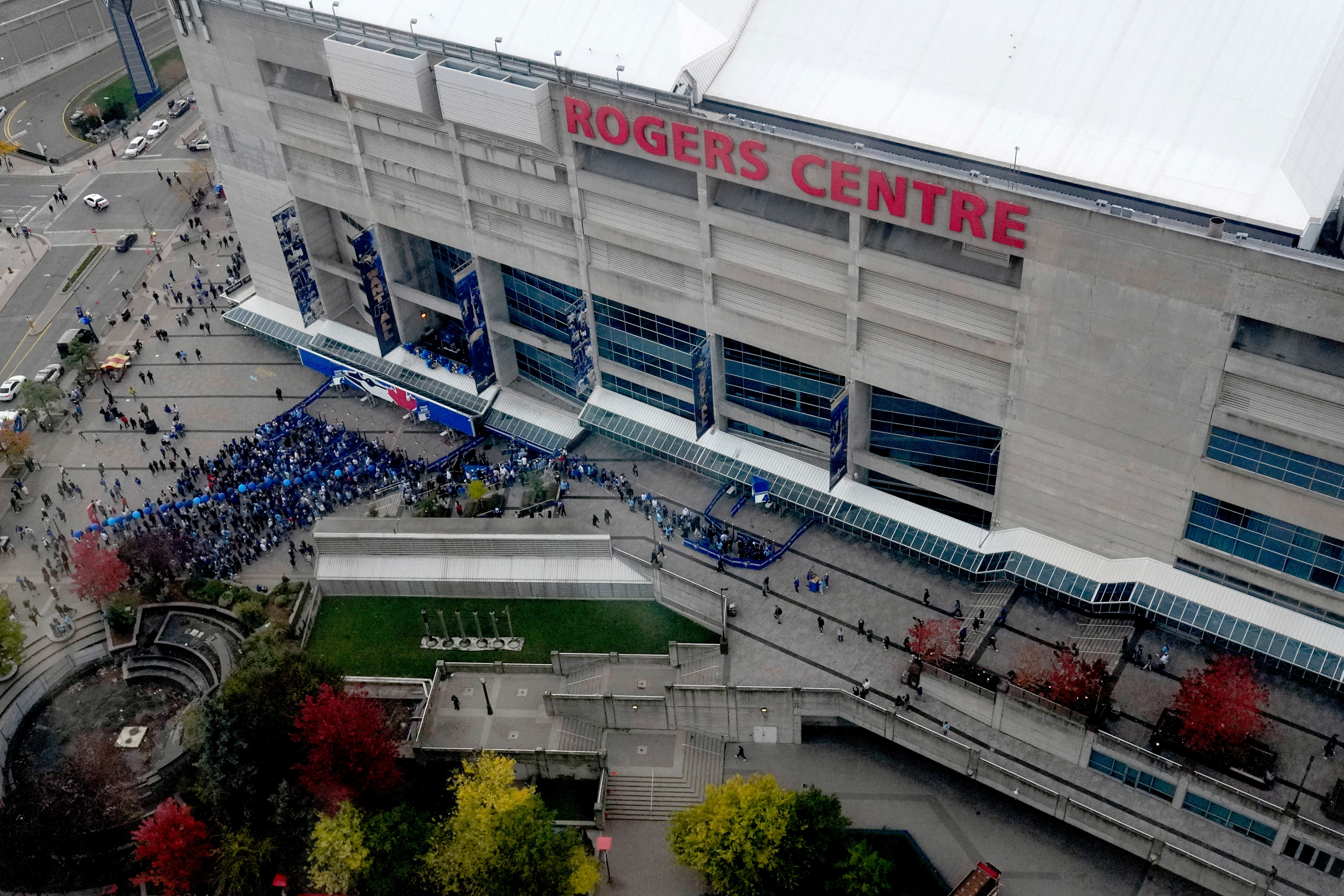 Транзитната агенция на Торонто забави планираните затваряния и ще добави