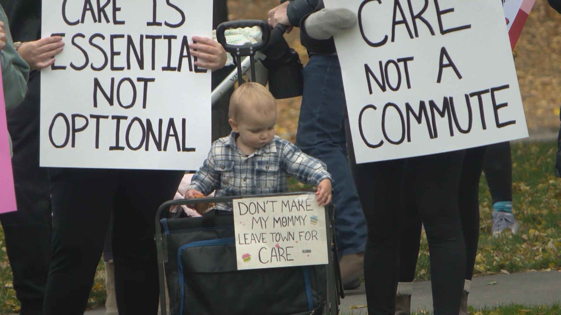 Повече от 100 демонстранти се събраха пред Кралската вътрешна болница