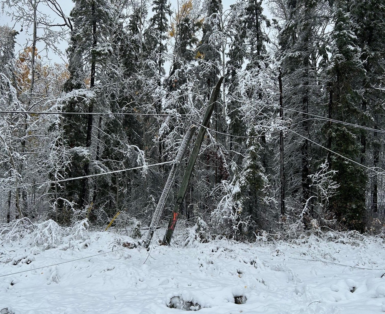 Някои манитобани все още бяха без захранване във вторник сутринта