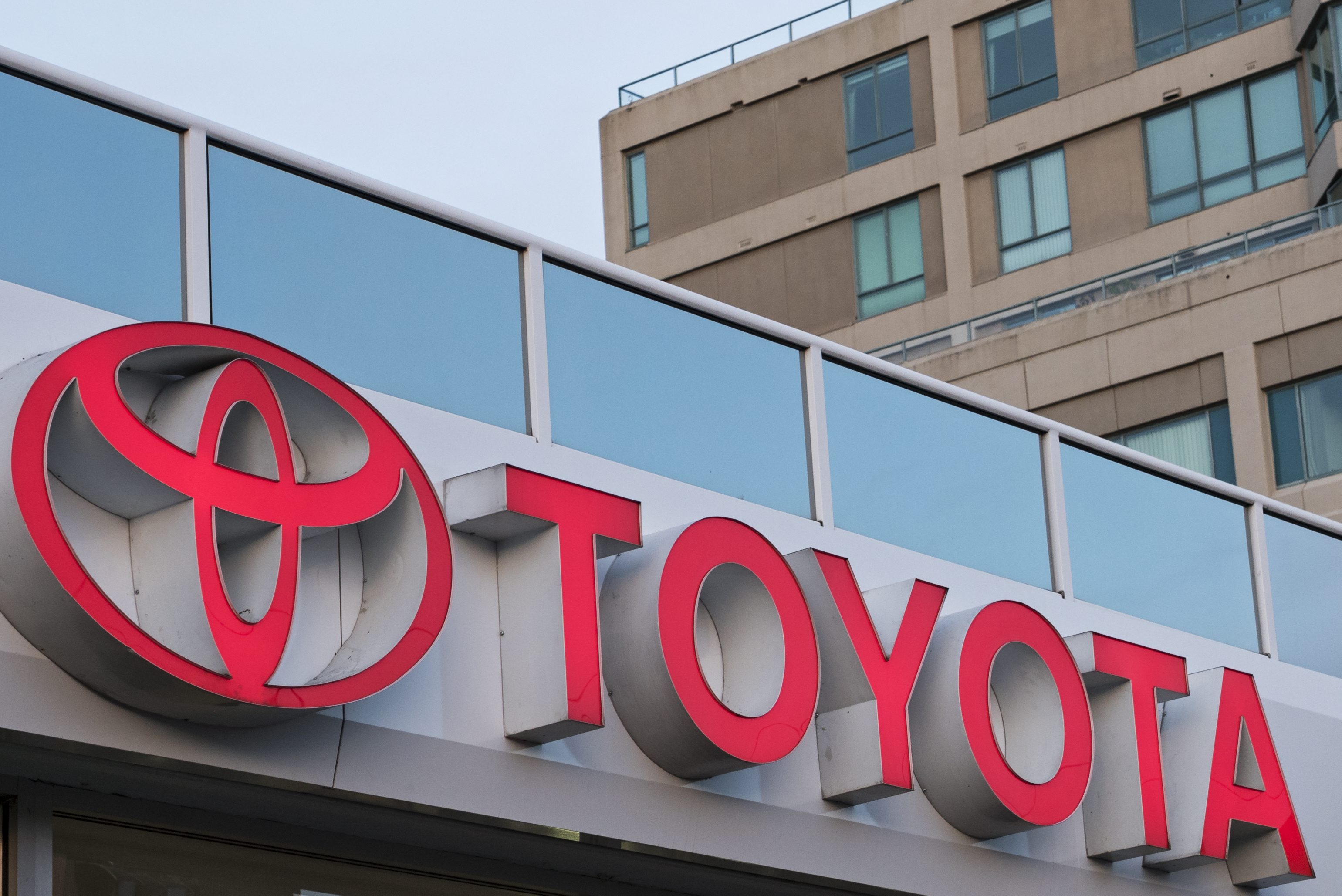 Toyota изтегля хиляди миниванове в Канада като предупреждава че някои