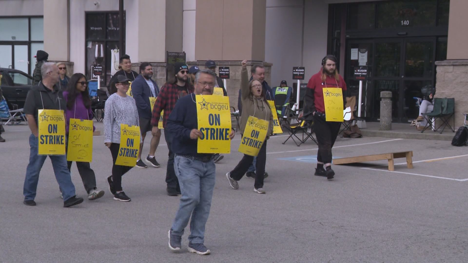 The B C Общият синдикат на служителите вече е в стачка