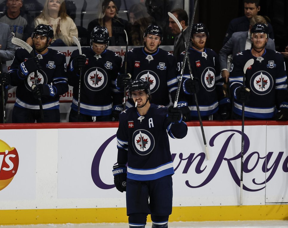WINNIPEG – Често стоическият Марк Шайфеле показа повече емоции от