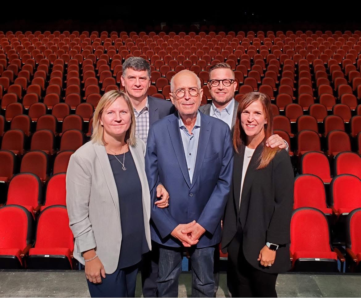 Всичко започна с Брус Акселсън който метеше подове в автокъща