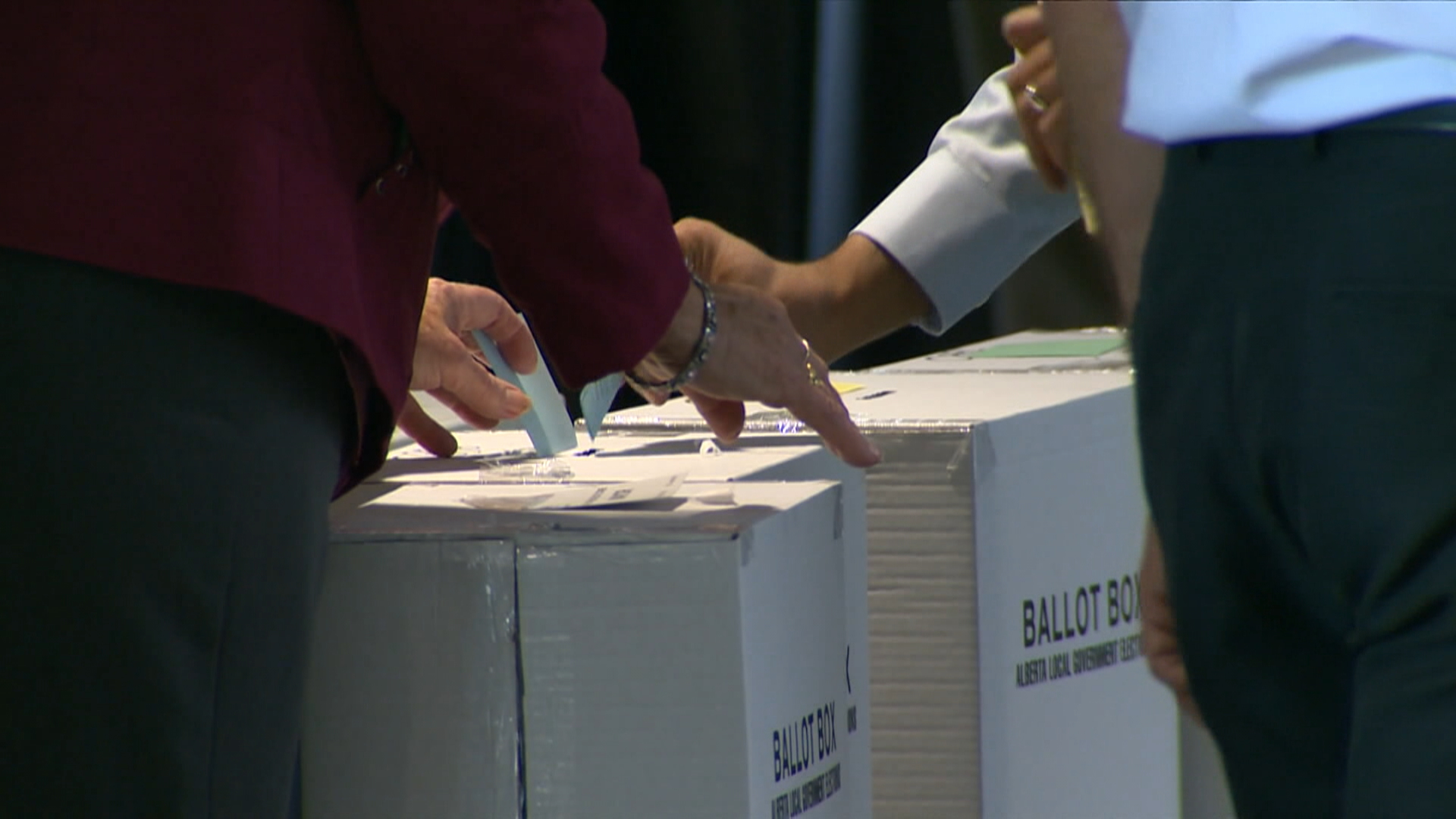 Докато денят на общинските избори в Алберта вече е само