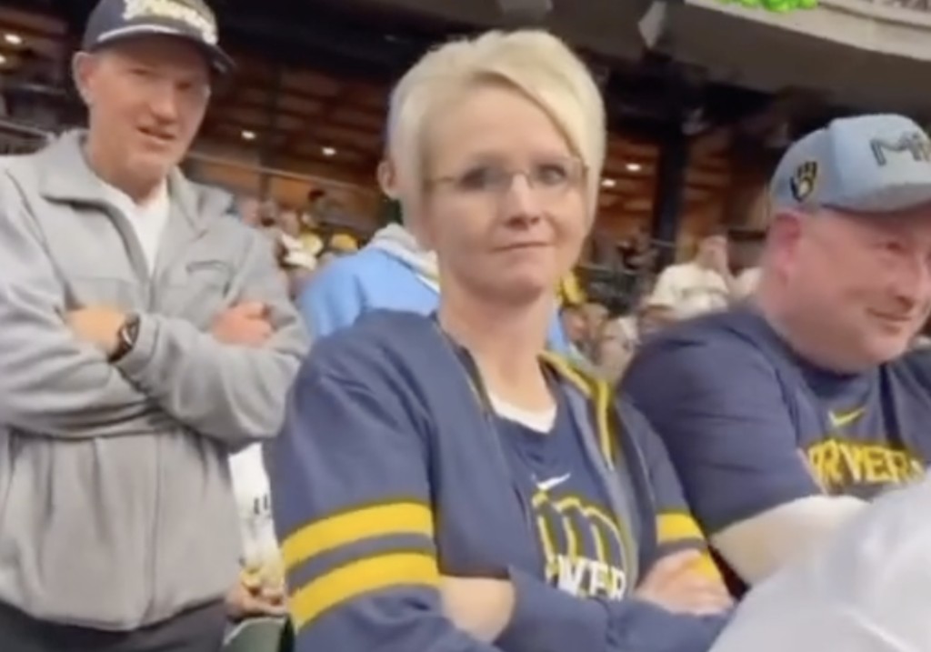 Шанън Кобиларчик фен на Brewers присъстваща на мач 2 от