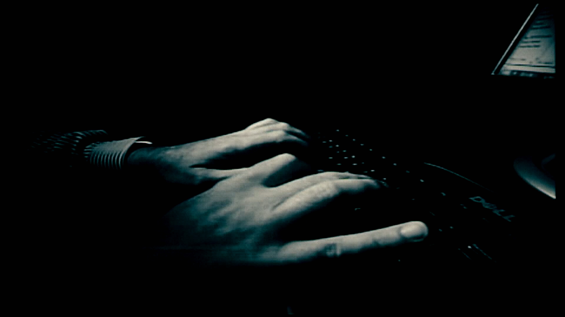 Разследващите за примамване на деца са повдигнали още десетки обвинения