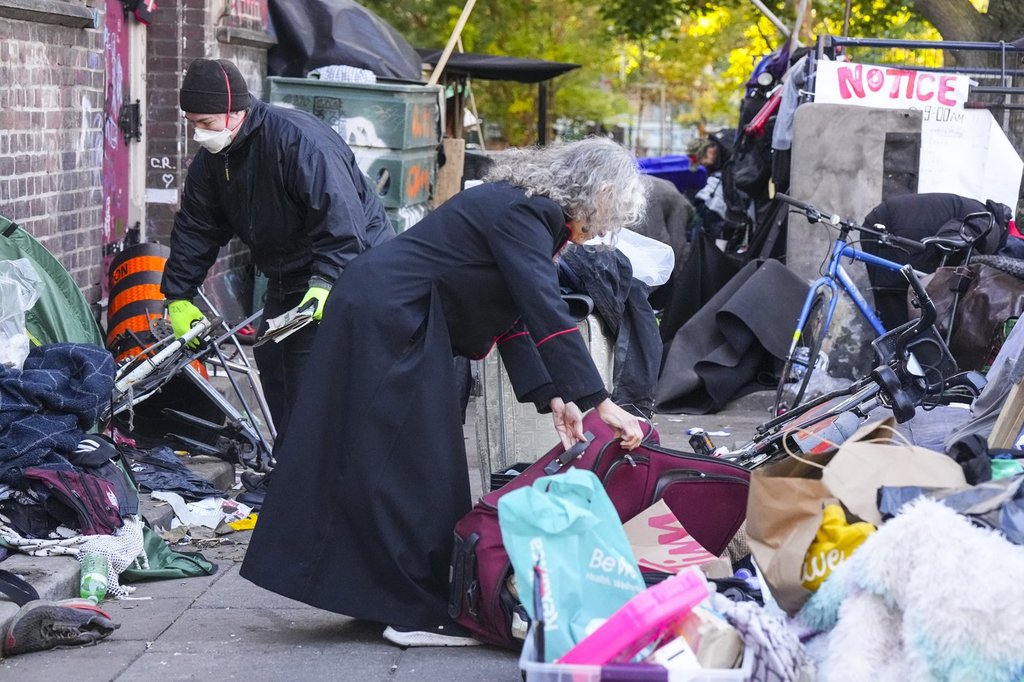 Общинските работници разчистват друг лагер за бездомни в Торонто след