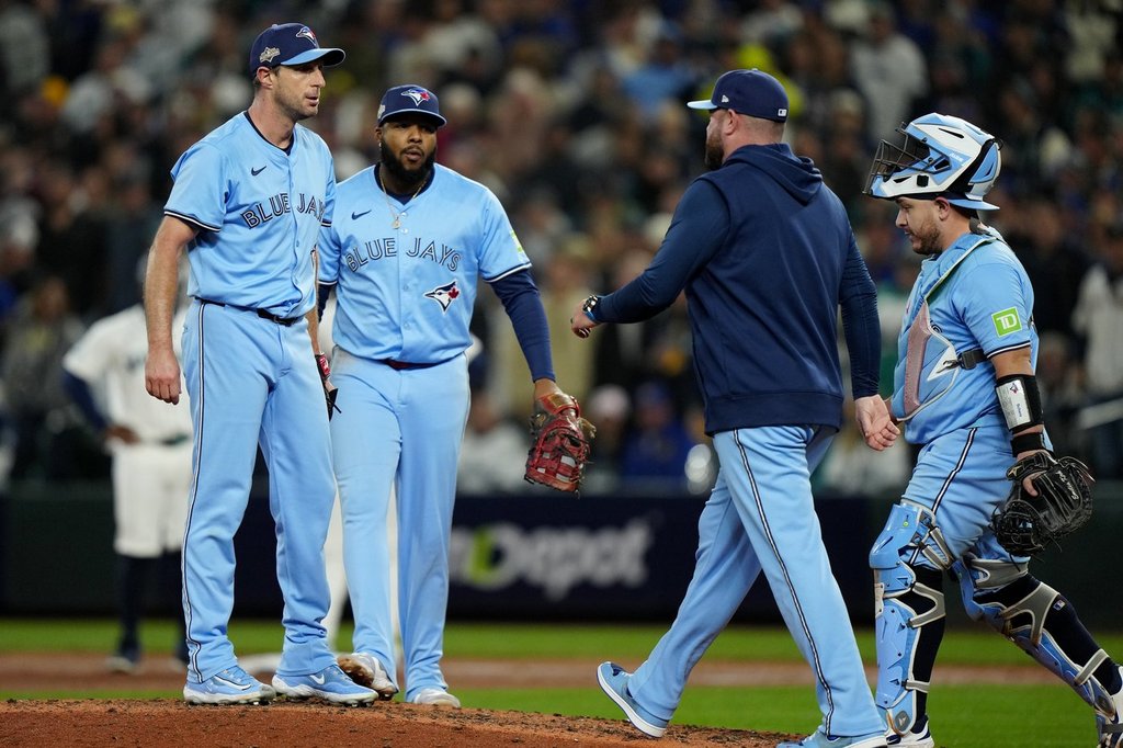 Макс Шерцер крачеше около могилата когато забеляза мениджъра на Торонто