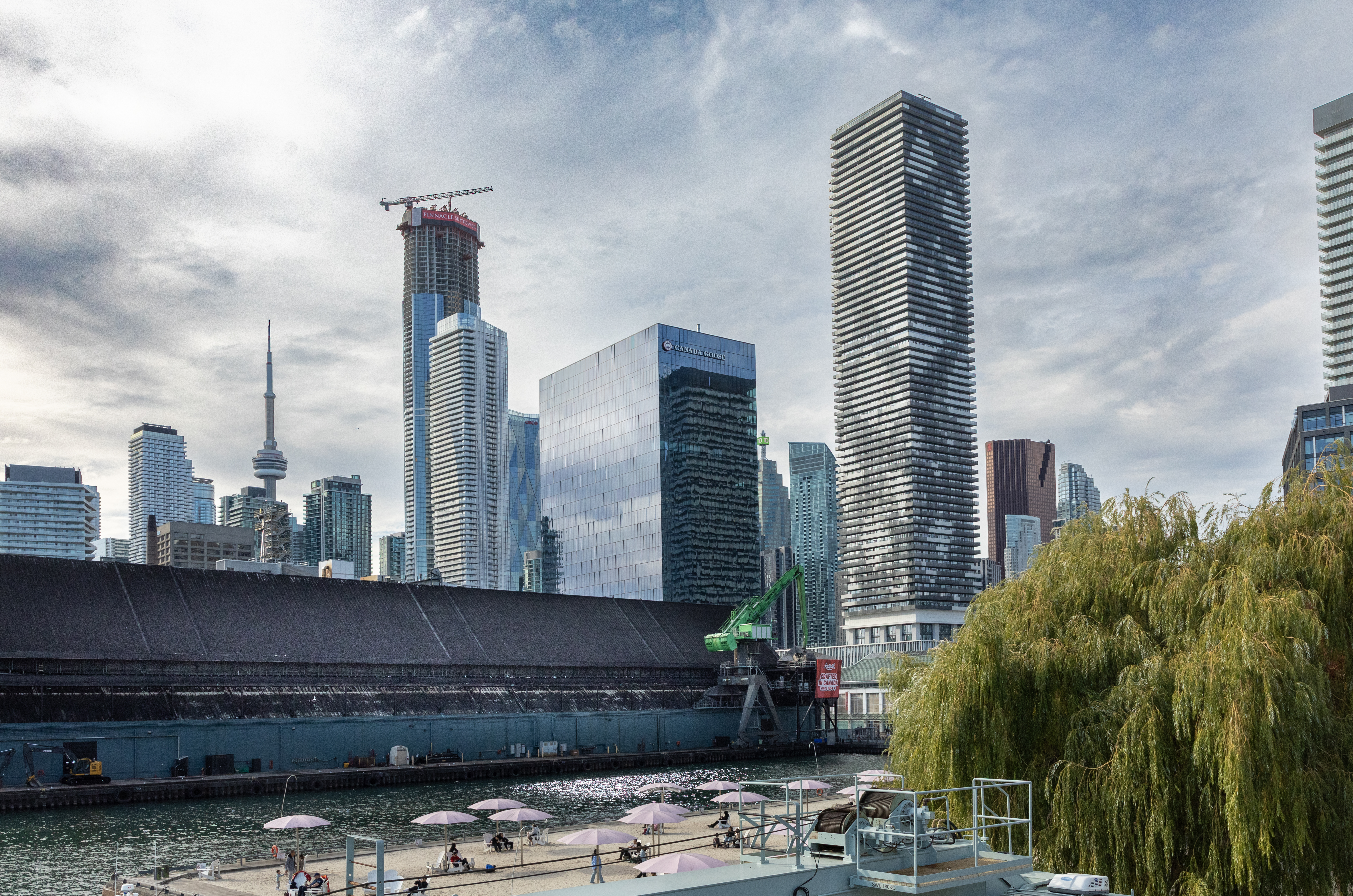 Новопостроените апартаменти в района на Торонто продължават да бъдат трудни