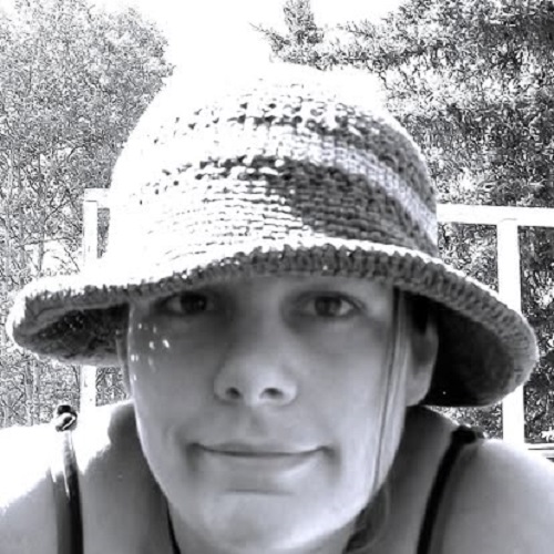 Няколко десетки души от малката общност на Форест Гроув Британска