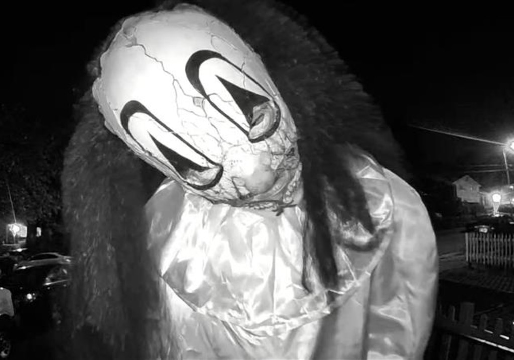 Полицията разследва страховит запис на звънец на трима души носещи