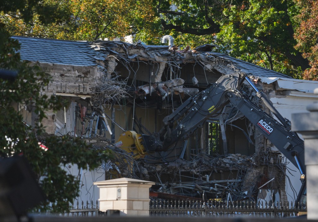 Белият дом в понеделник започна да събаря част от източното