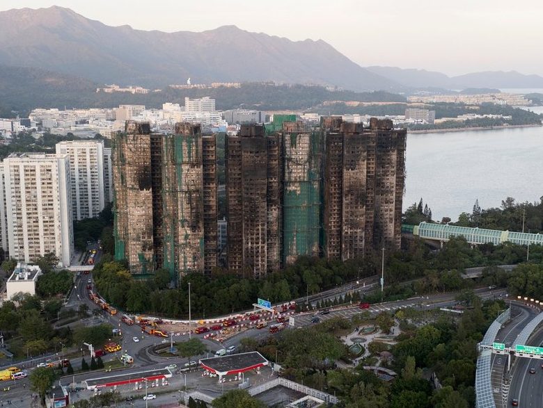 Пожарникарите в Хонконг откриха още десетки тела в петък при