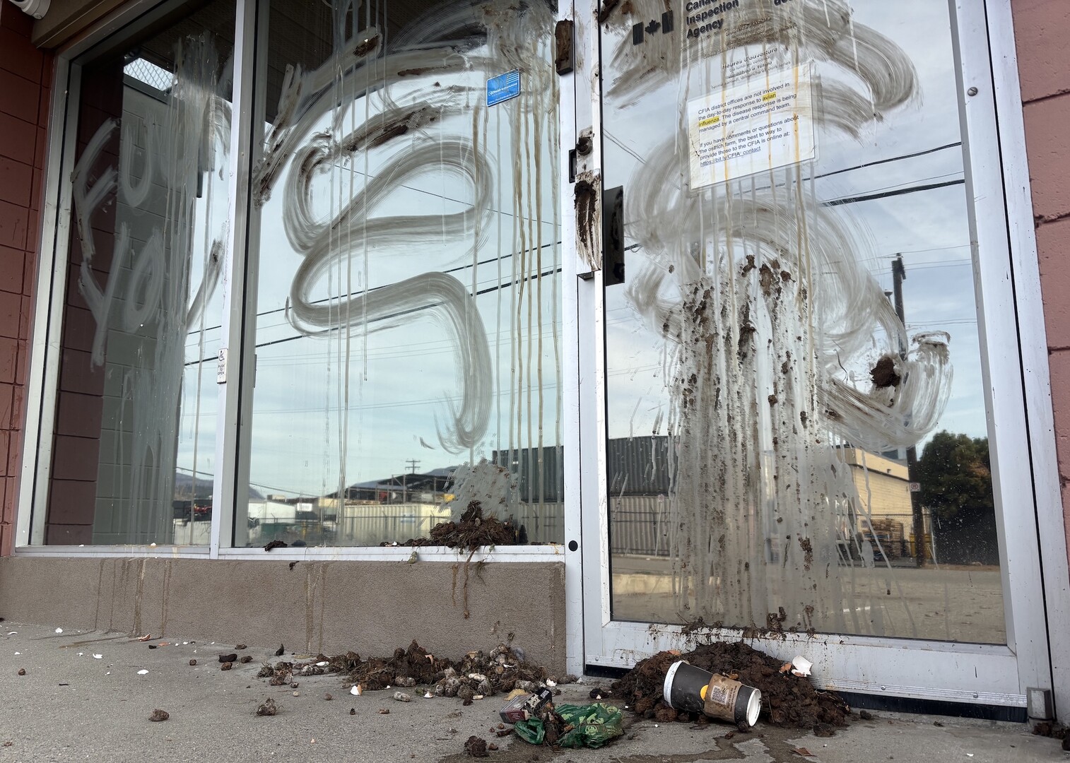 RCMP в Келоуна Британска Колумбия казват че разследват вандализъм в