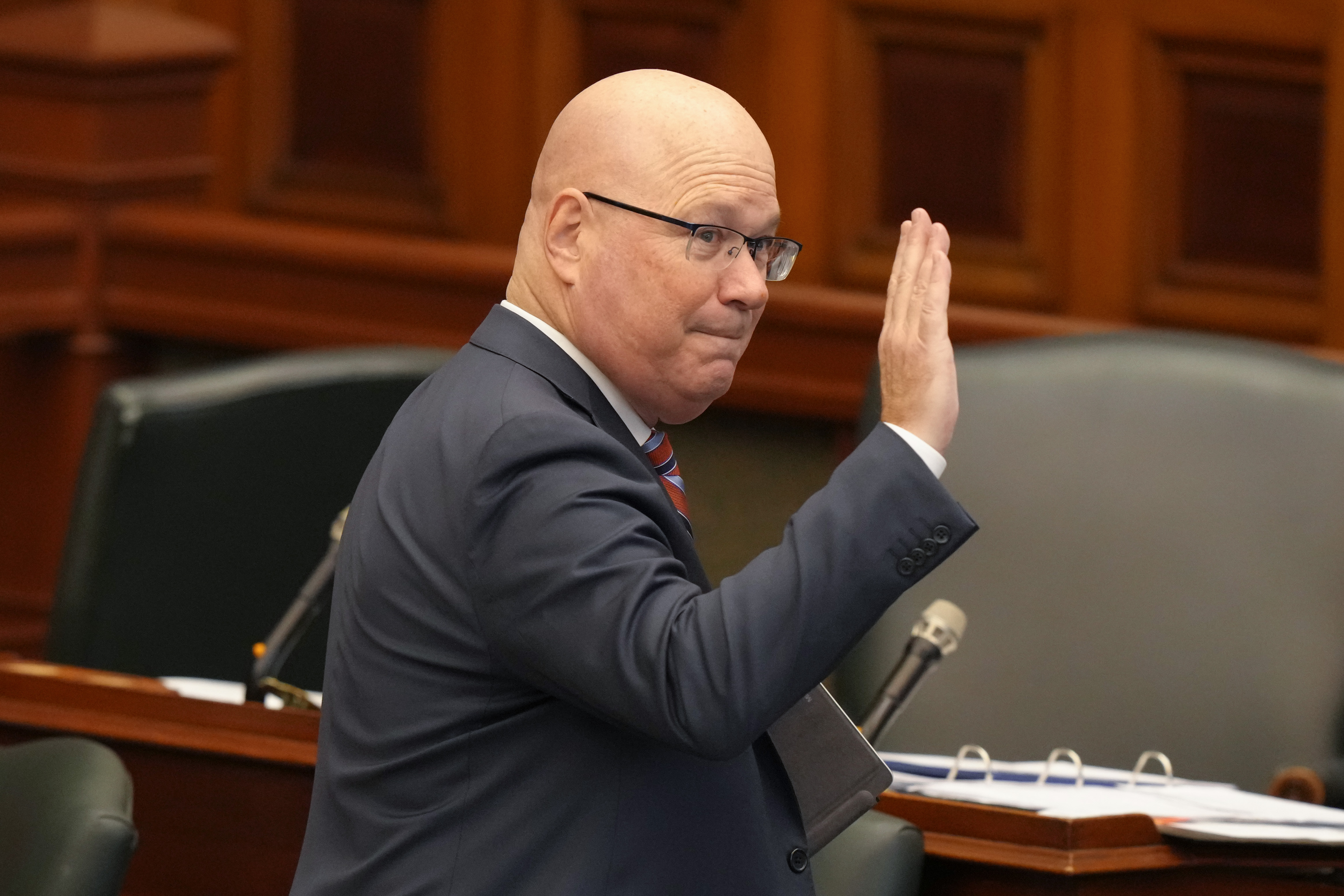 Правителството на Форд се опитва да ограничи дебата и публичните