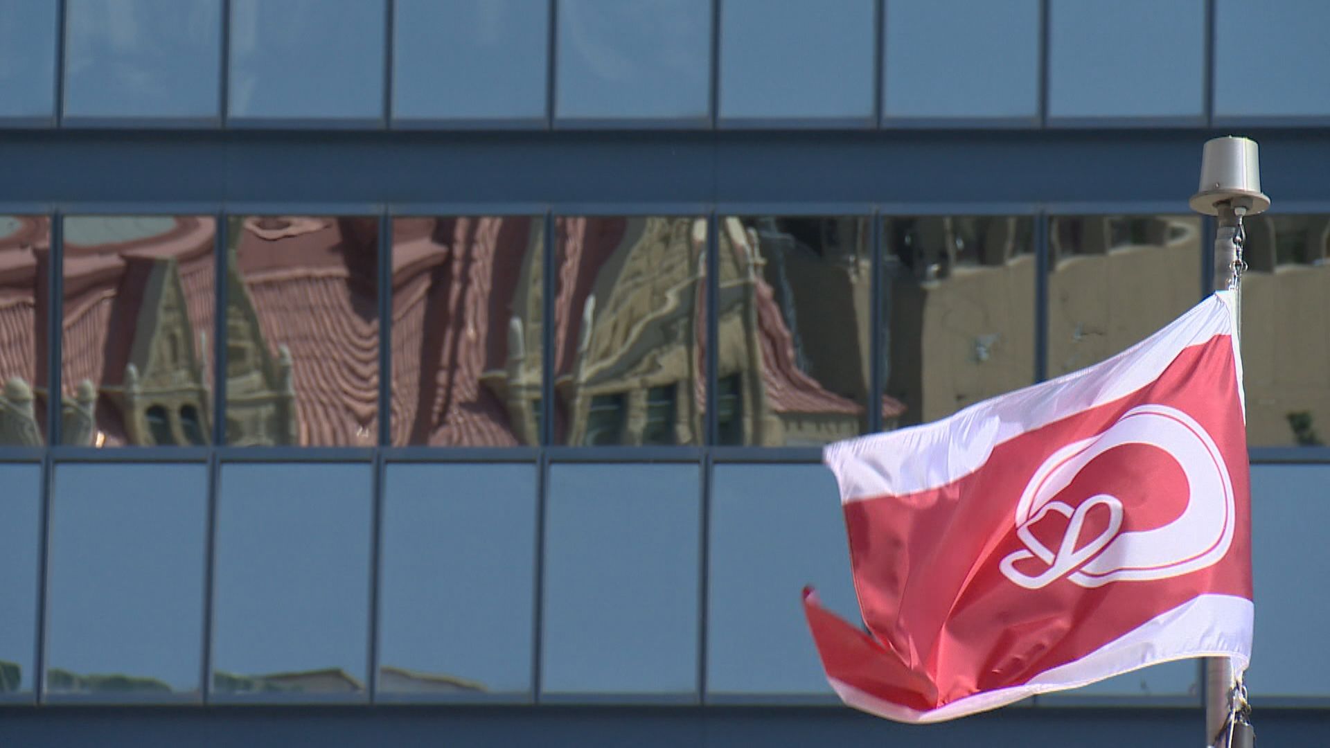 Съветът отмени дебат за забрана на церемониите по издигане на национални знамена в кметството на Калгари