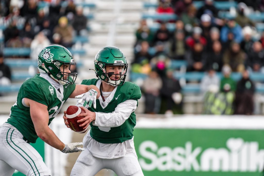 След няколко дни празненството се превърна в подготовка за футболния