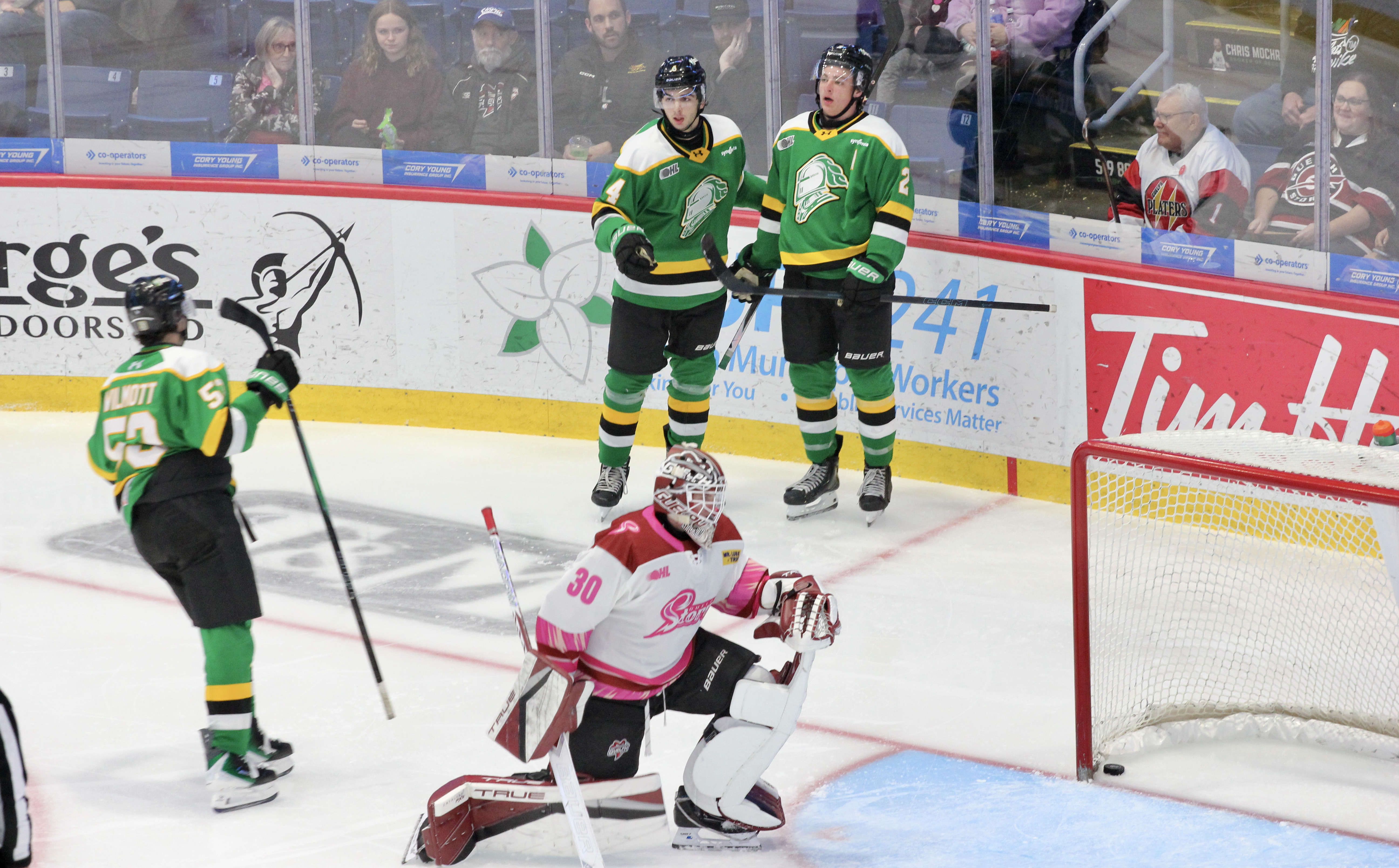 Кристофър Соарес и Чарли Пакет отбелязаха по два гола за