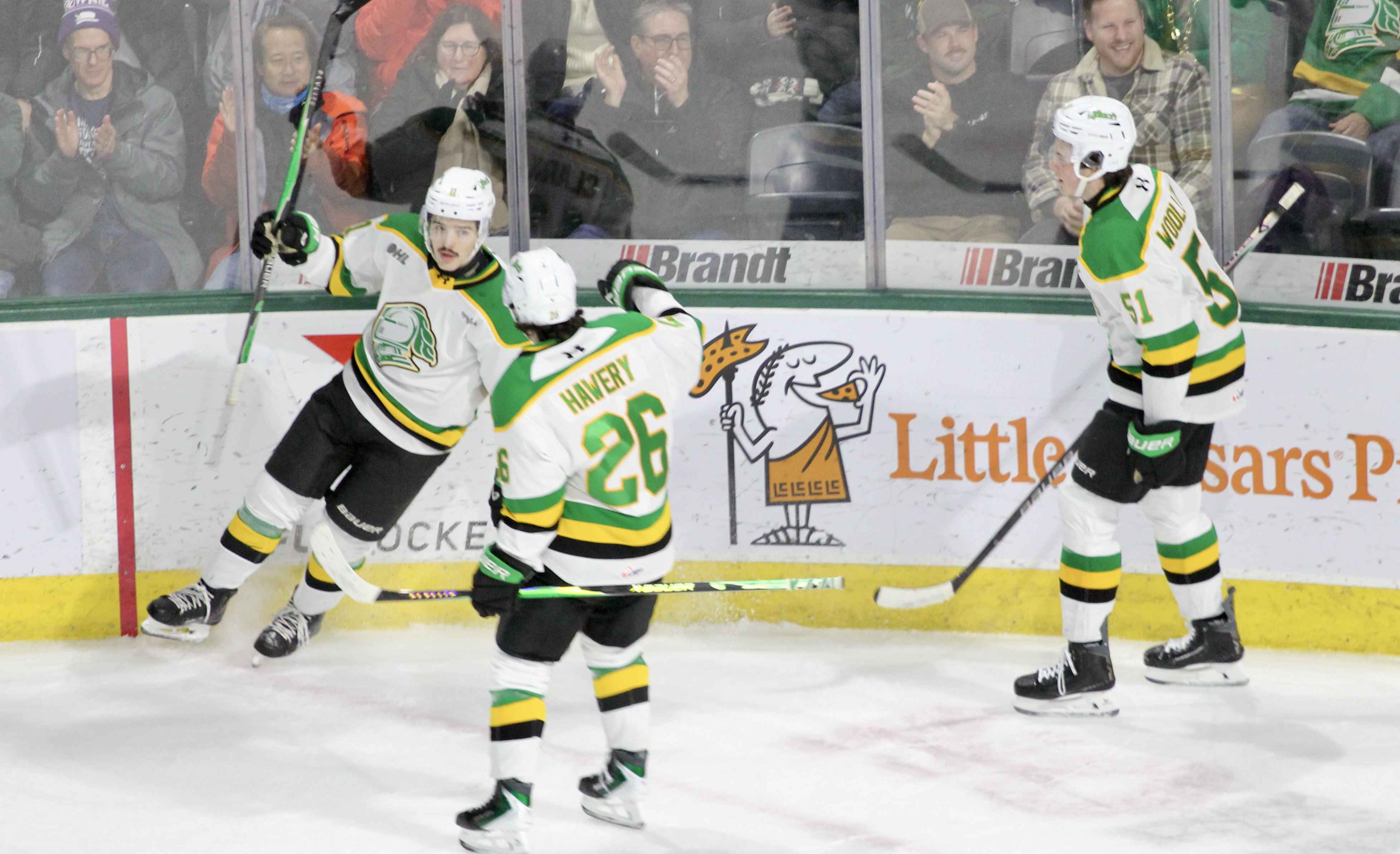 Карсън Хармър от Мичъл Онтарио вкара два пъти докато Сагинау