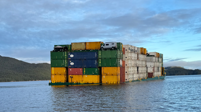 Натоварен товарен шлеп поема вода в канала Фишър близо до