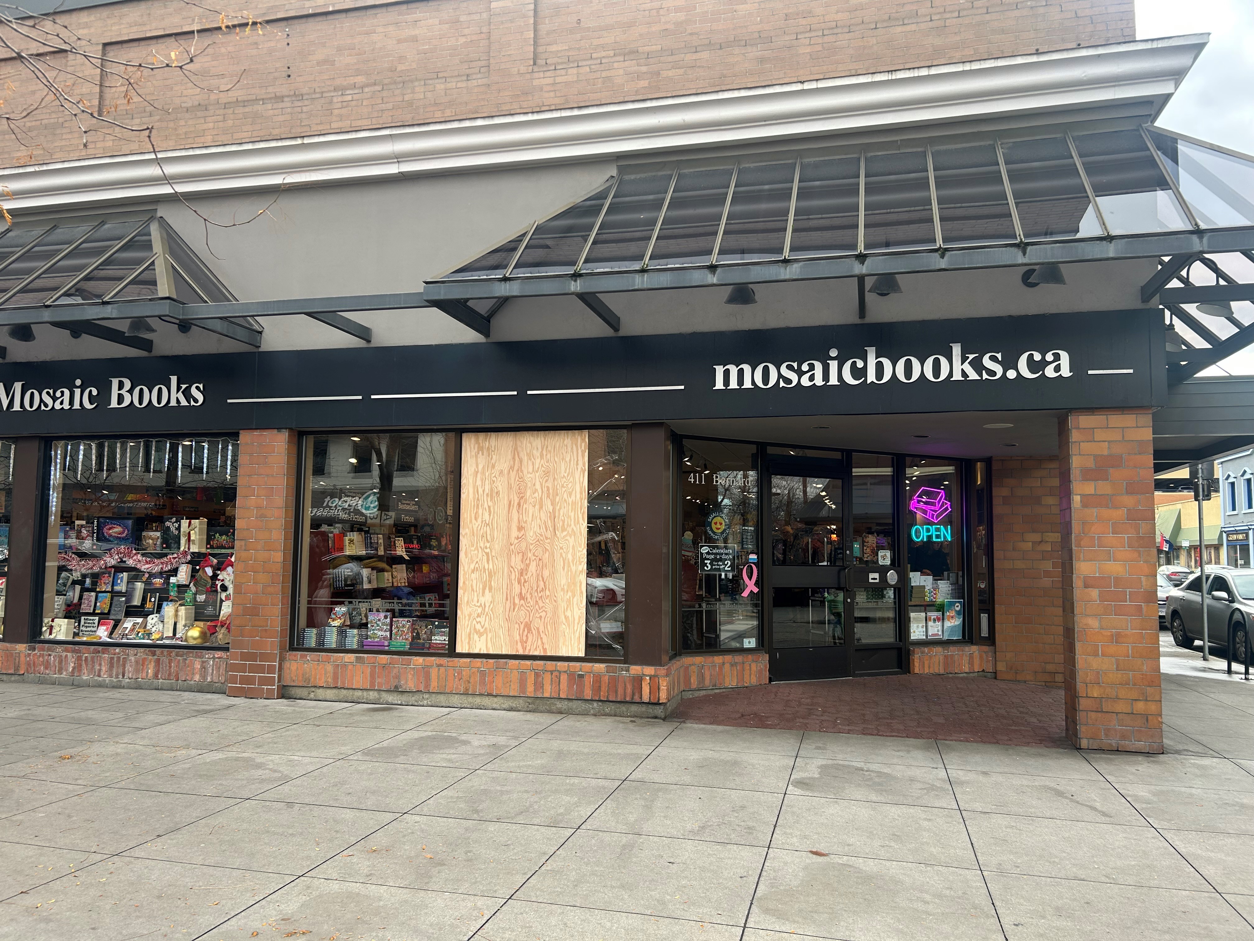 Mosaic Books в центъра на Келоуна има още един закован