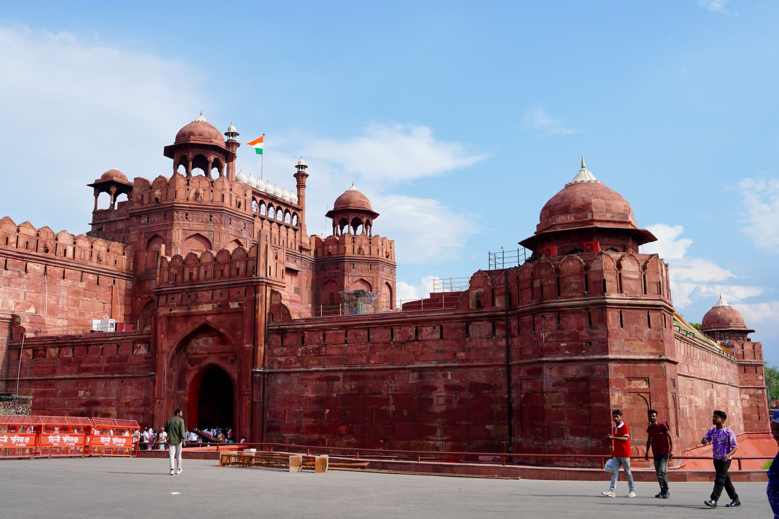 Най малко осем души бяха убити при експлозия близо до забележителния Червен форт в гъсто