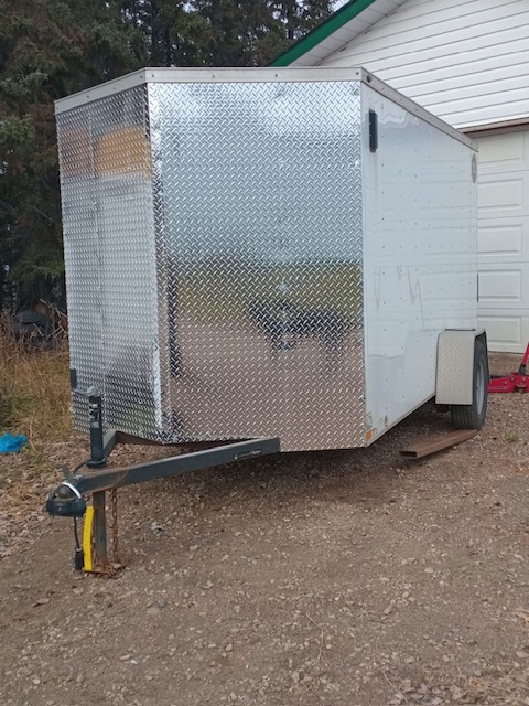 Stony Plain RCMP are searching for a stolen trailer holding 15 sport wheelchairs owned by the Northern Lights Wheelchair Basketball Society.