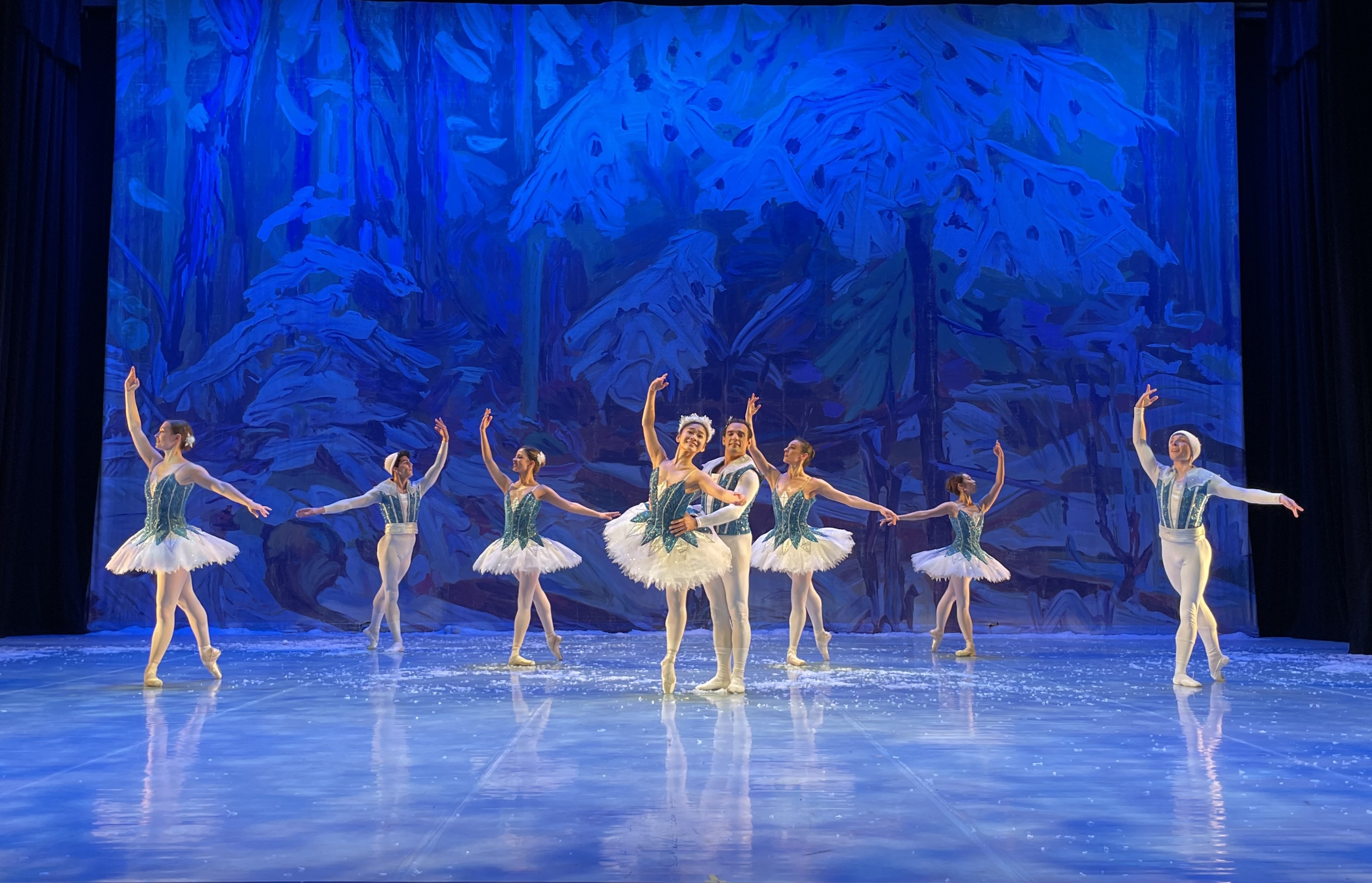 Балетна трупа която в момента е на турне в Онтарио