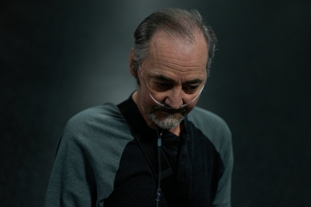 Roger James, ex-mineiro de carvão e paciente de pneumoconiose, usa oxigênio suplementar para respirar durante uma consulta na Clínica de Pneumoconiose da Associação de Saúde de New River, em 24 de setembro de 2025, em Oak Hill, Virgínia Ocidental. (Foto AP/Carolyn Kaster).