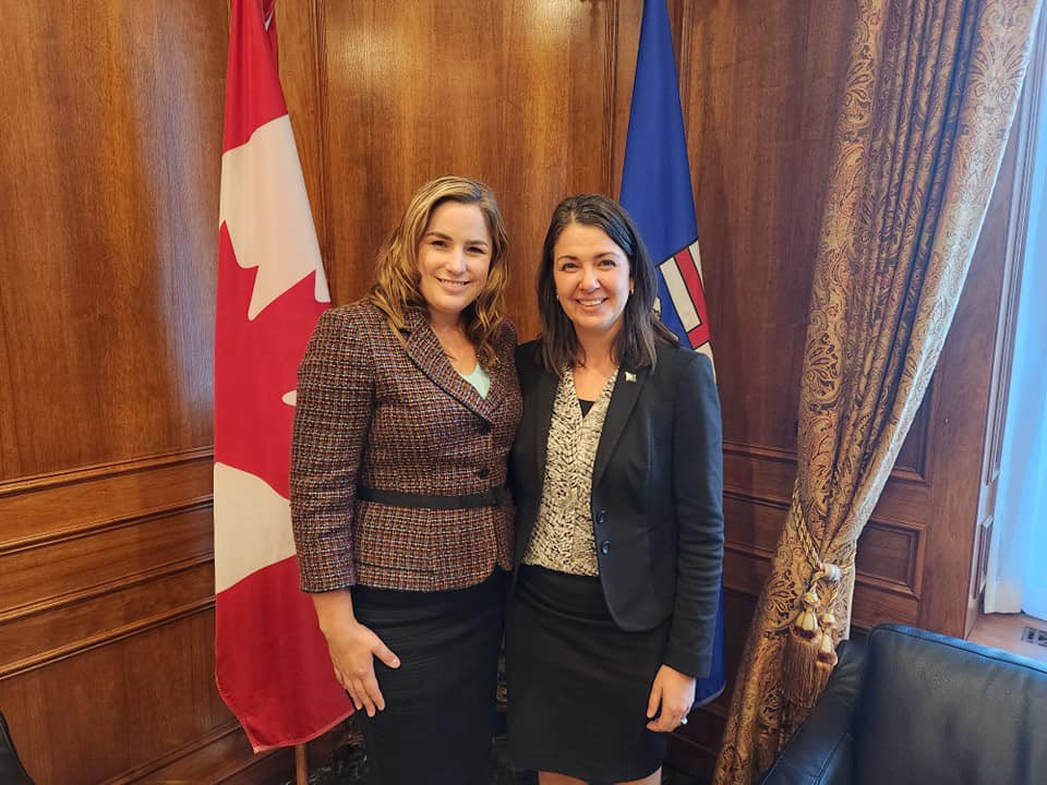 Втори член на законодателния орган на Албърта е изправена пред