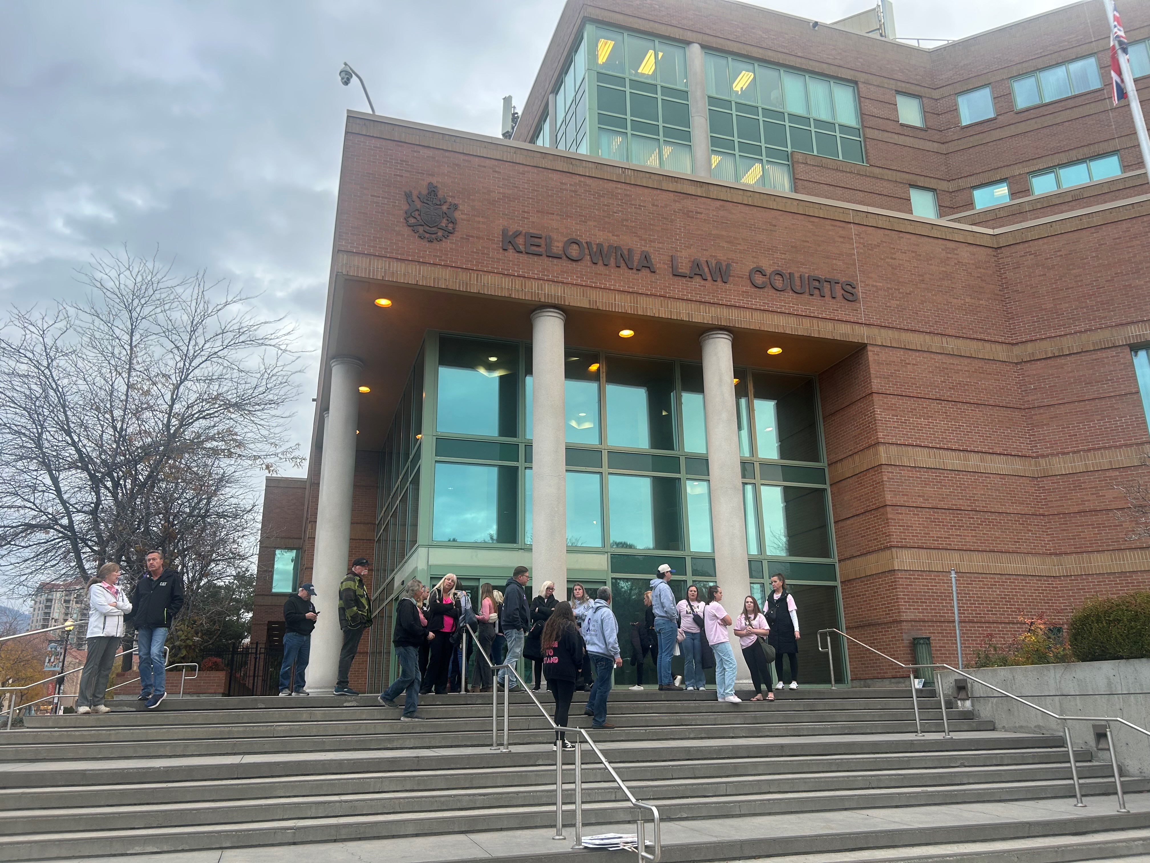 Облечени в любимия си розов цвят семейството и приятелите на